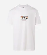 Remera de algodón color blanco crudo, corte comfort, cuello redondo y manga corta. Presenta un estampado localizado en el pecho con montañas, un sol y las palabras "WILD - FREE -".