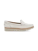 Mocasines blancos de cuero con suela de goma ultraliviana y detalle de remache metálico con logo de la marca. Diseñados en Uruguay y fabricados en Brasil.