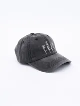 Gorro de béisbol negro con bordado de flores blancas.