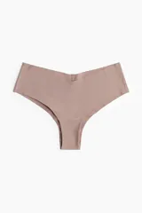 Pack de tres bombachas hipster de microfibra en colores negro, blanco y nude. Cuentan con cintura estándar en V, refuerzo interior, cobertura media en la parte de atrás y ribetes cortados por láser para una sensación suave y mínima visibilidad bajo la ropa.