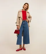 Pantalón de jean de corte wide leg cropped, tiro alto y trabillas para cinturón.