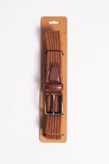 Cinto elástico trenzado color azul marino con hebilla metálica plateada y apliques de cuero marrón.