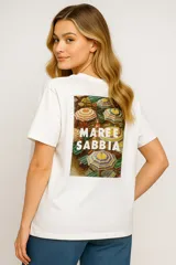 Remera blanca con estampado azul con la frase "IN VACANZA".