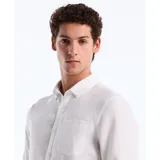 Camisa blanca de lino con cuello abotonado, manga larga y bolsillo en el pecho.