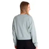 Buzo celeste de corte cropped con cuello redondo y mangas largas. Tiene el logo de la marca bordado en el frente.