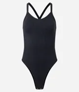 Body negro de tejido acanalado, con escote redondo y tirantes finos que se cruzan en la espalda.