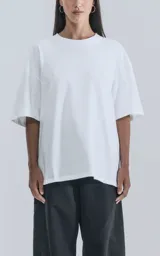 Remera blanca de algodón con corte crop, calce oversize, hombros caídos y cuello redondo.