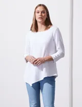 Blusa blanca de tejido acanalado con mangas 3/4 con abertura y botones. Terminación de ruedo asimétrico.