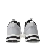 Championes Umbro modelo Vega, color gris claro con detalles en negro y blanco. Presentan una capellada de malla transpirable, cordones grises, logo de Umbro en los laterales y suela con amortiguación.