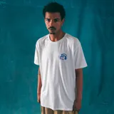 Remera blanca de corte regular con estampado en el pecho de un perro fumando con gorro y anteojos.