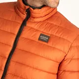 Parka de hombre color naranja, con diseño abrigado y cierre frontal, ideal para climas fríos.