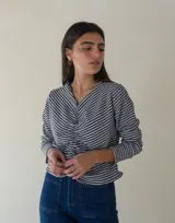 Top de escote en V y manga larga con detalle de frunce al frente, confeccionada en un cuadrillé negro y blanco suave y elastizado.