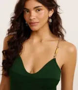 Malla enteriza verde oscuro de microfibra texturizada, con breteles elásticos ajustables adornados con cuerda contrastante y bambú natural. Cuenta con copas desmontables, lazo en la espalda y medalla metalizada.