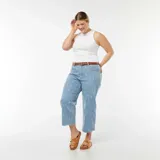 Musculosa blanca de algodón con sisas anchas y corte recto.