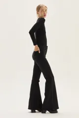 Top de manga larga color beige, confeccionado en tela de lurex, con calce al cuerpo y escote cuadrado.