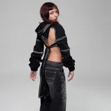 Buzo negro corto con capucha y espalda descubierta, con tiras para atar en la espalda y detalles de costuras blancas.