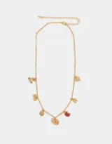Collar corto dorado con cadena de eslabones y dijes colgantes: cerezas, moño, trébol de cuatro hojas, herradura, candado de corazón, manzana mordida y hongo rojo con lunares blancos.