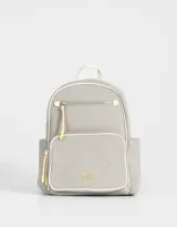 Mochila gris claro de tela deportiva con correas regulables, manija superior, cierre superior, bolsillo central con cierre y puller de cordón y goma, bolsillo frontal con cierre y puller de cordón y goma, y bolsillos laterales.