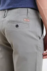 Bermuda color verde con bolsillos laterales y traseros.