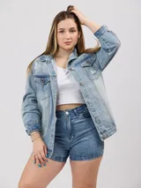 Campera de jean oversize color celeste, con detalles desgatados y cierre frontal.