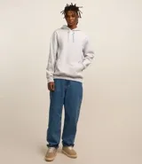 Buzo masculino comfort cerrado, con capucha y cordón para ajustes. Tiene bolsillo delantero y mangas largas.