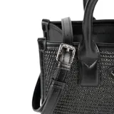 Cartera negra de rafia y cuero sintético, con doble asa corta y correa larga regulable. Tiene cierre superior, bolsillo interno con cierre y bolsillo interno abierto.