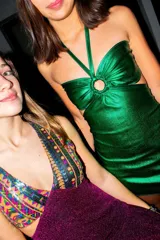 Minivestido verde esmeralda con breteles finos, escote corazón con argolla y cut-outs en el busto.