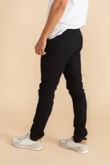 Pantalón de jean negro de corte ajustado.