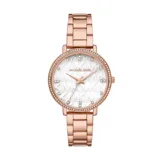 Reloj Michael Kors para mujer, con caja y pulsera de acero inoxidable color oro rosa. El bisel está adornado con cristales y el dial es blanco con patrón de logos MK.