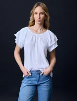 Blusa blanca texturada de poliéster, rayón y elastano, con mangas cortas con volados en capas y aplique de puntilla.