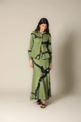 Falda larga verde con estampado tie-dye azul y terminación desflecada.