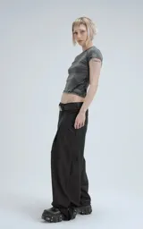 Remera gris de manga corta, corte ajustado y largo a la cadera.