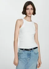 Musculosa blanca de algodón con cuello redondo y tejido de canalé.