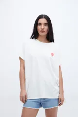 Musculosa lila con manguitas diferenciadas y tajos laterales. Estampado en pecho y espalda. Algodón lavado con textura extra suave. Calce oversize.