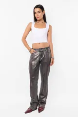 Pantalón de denim gris metalizado, corte recto y tiro medio.
