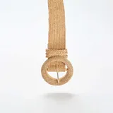 Cinturón beige trenzado con hebilla circular dorada.