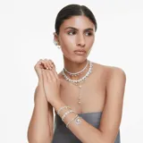 Gargantilla con baño de rodio, adornada con Swarovski Zirconia transparentes y perlas de cristal blancas colgantes. Cierre de bola deslizante para ajustar el largo.