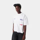 Camiseta blanca de corte cuadrado con estampado en la espalda con el logo de Eme Studios en rojo y azul, y texto en azul.