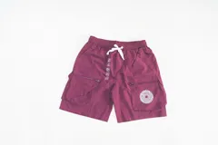 Bermuda de nylon liviano color borgoña, con cintura elastizada con cordón, bolsillos laterales y bolsillos cargo de perfil limpio.