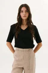 Remera manga corta color gris claro, con escote en V y doble capa de algodón.