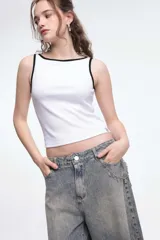 Top blanco con cuello redondo y ribete negro en cuello y sisas.