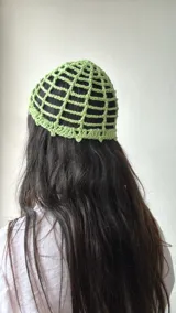 Gorro tipo bandana de hilo color verde manzana, tejido a crochet con diseño de red.