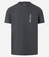 Remera negra de corte regular, cuello redondo y manga corta. Estampa minimalista vertical con caracteres japoneses en el lateral izquierdo del pecho.