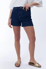 Short de jean azul oscuro, de tiro alto y corte clásico.