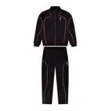 Conjunto deportivo negro con vivos blancos, compuesto por campera con cierre y pantalón con cordón ajustable. La campera tiene cuello alto, cierre frontal y logo de la marca bordado en el pecho. El pantalón tiene bolsillos laterales y logo bordado en la pierna.