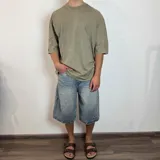 Remera gris con efecto lavado, corte oversize y mangas 3/4.