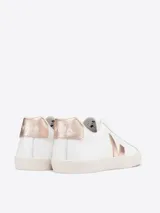 Zapatillas Veja modelo Esplar Logo, color blanco con logo en color dorado, fabricadas en cuero con forro de poliéster reciclado, plantilla de caucho del Amazonas y suela de caucho del Amazonas y residuos de arroz.