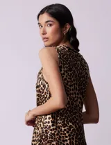 Blusa sin mangas de satén con estampado animal print y cuello volcado.
