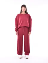 Pantalón de jogging color bordó, de corte ancho y cintura elastizada con cordón ajustable.