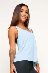 Musculosa celeste de corte holgado, con espalda deportiva y logo estampado en el lateral inferior.